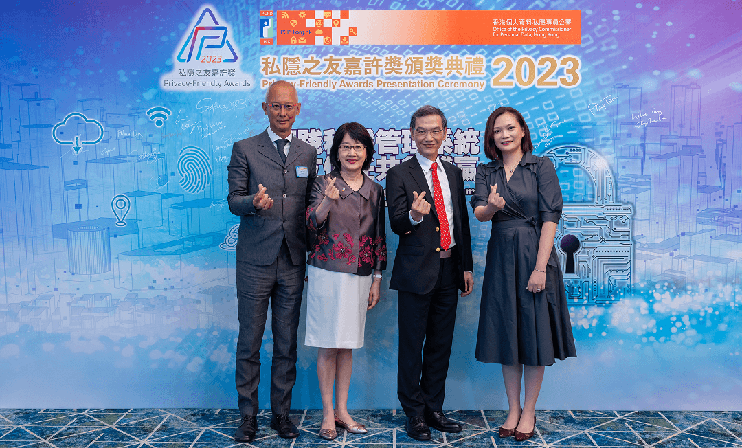 圖2_基因組中心董事局主席蔡永忠先生（左一）、行政總裁羅思偉醫生（右二）及營運主管（科學事務）朱梓慧博士（右一）於頒獎典禮上與個人資料私隱專員鍾麗玲女士（左二）合照。 1.png